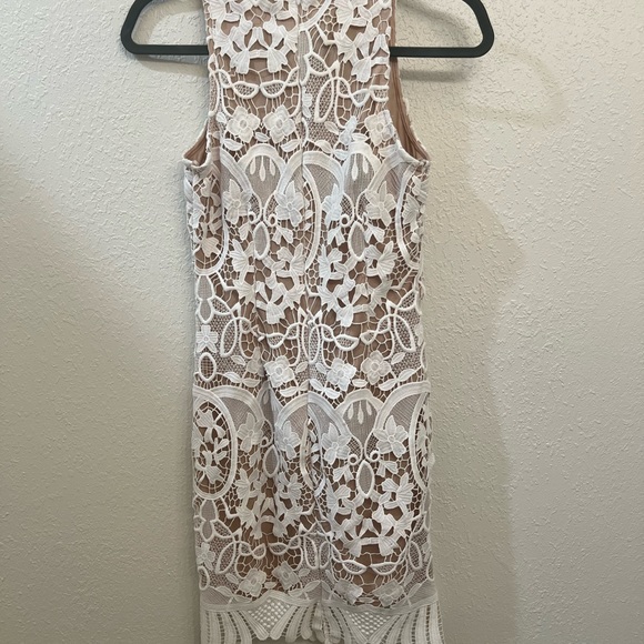 Short lace dress - Picture 2 of 2